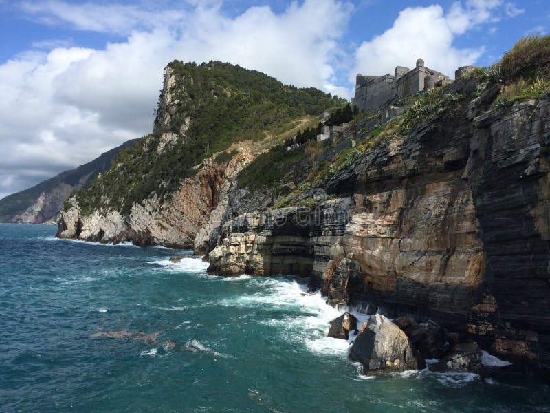 Felsen im italienischen Meer, Schloss lizenzfreie stockfotos Felsen im italienischen Meer, Schloss lizenzfreie stockfotos
