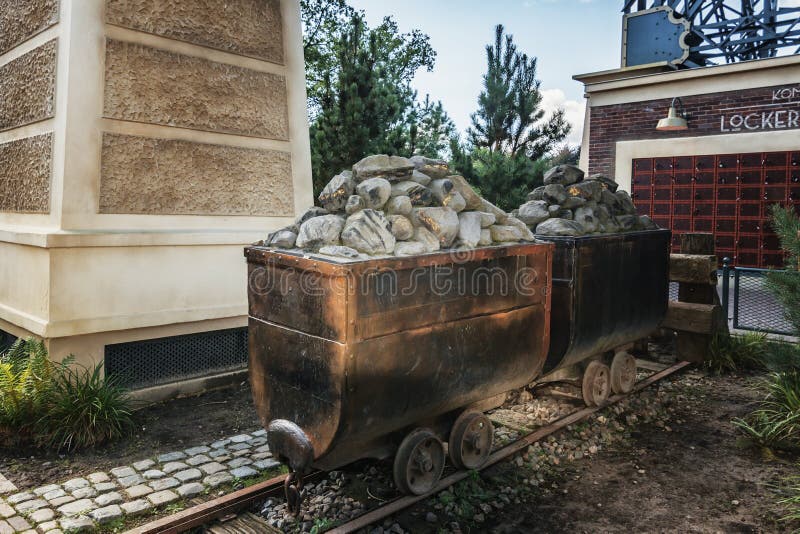 Felsen mit lustigem Gold in zwei Lastwagenn nahe der Baronsanziehungskraft I stockbild Felsen mit lustigem Gold in zwei Lastwagenn nahe der Baronsanziehungskraft I stockbild