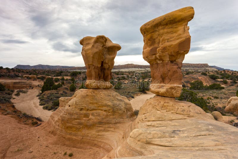 Felsen-Unglücksboten im Teufel-Garten Escalante Utah stockfotografie Felsen-Unglücksboten im Teufel-Garten Escalante Utah stockfotografie