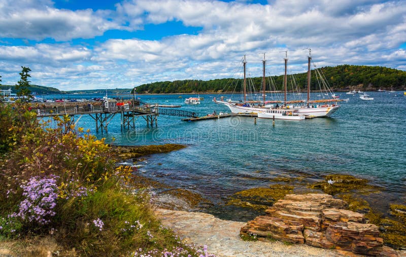 Felsige Küste und Ansicht von Booten im Hafen an der Stange beherbergten, Maine