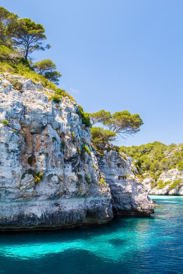 Felsige Küstenlandschaft Menorca lizenzfreies stockfoto Felsige Küstenlandschaft Menorca lizenzfreies stockfoto