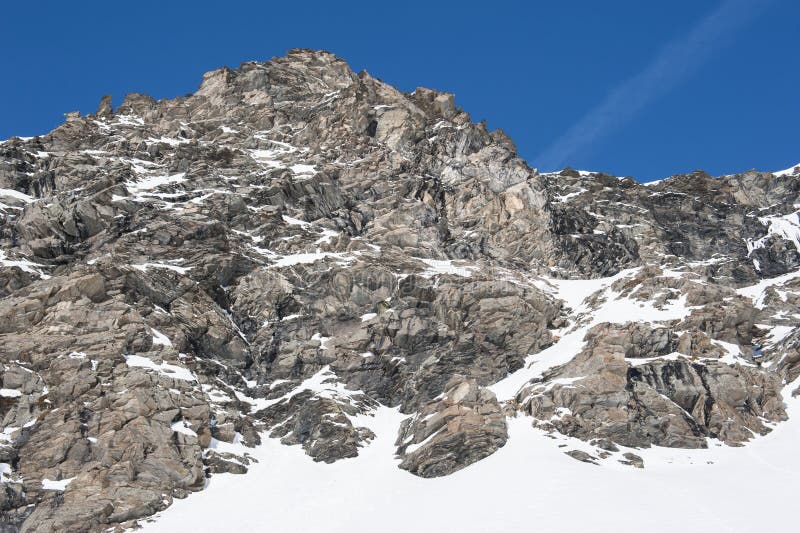 Felsiger alpiner Bergabhang im Winter stockfotos Felsiger alpiner Bergabhang im Winter stockfotos
