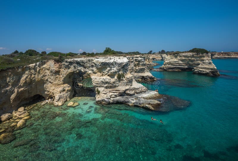 Felsiger Strand in Puglia, Torre Sant’Andrea, Italien lizenzfreie stockfotos Felsiger Strand in Puglia, Torre Sant’Andrea, Italien lizenzfreie stockfotos