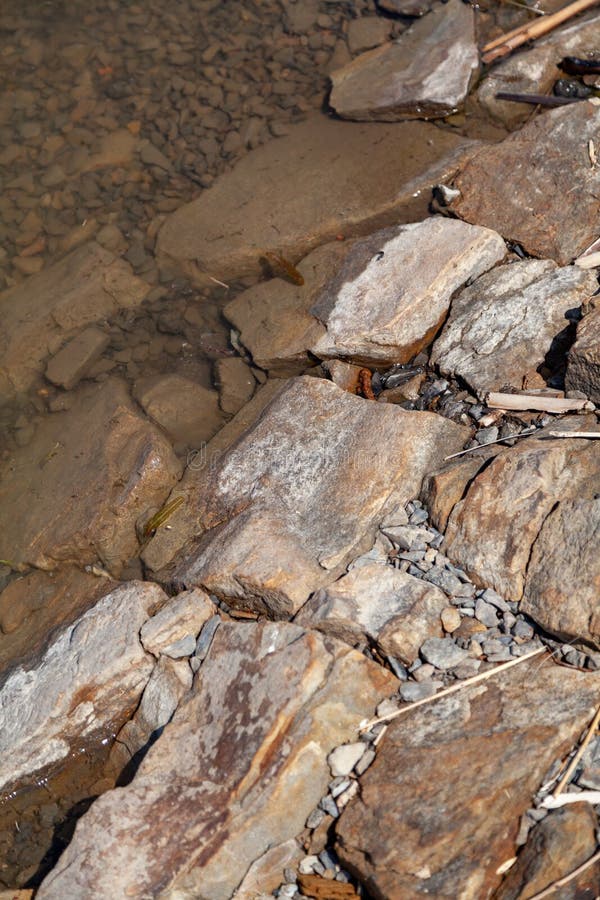Felsiges Ufer des Reservoirs lizenzfreie stockbilder
