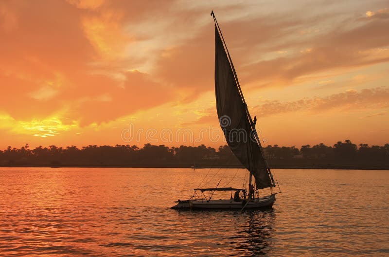 Un barco navegación sobre el un rio sobre el atardecer,,.