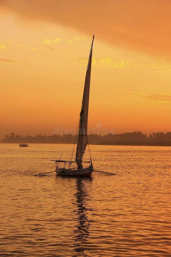 Felucca fartygsegling på Nilet River på solnedgången, Luxor royaltyfria bilder Felucca fartygsegling på Nilet River på solnedgången, Luxor royaltyfria bilder