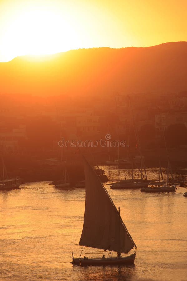 Felucca łodzie żegluje na Nil rzece przy zmierzchem, Aswan obraz stock Felucca łodzie żegluje na Nil rzece przy zmierzchem, Aswan obraz stock