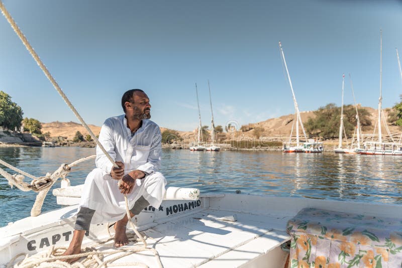 Feluccas Kapitän Sailing sein Boot auf dem Nil nahe Assuan Ägypten stockbilder Feluccas Kapitän Sailing sein Boot auf dem Nil nahe Assuan Ägypten stockbilder