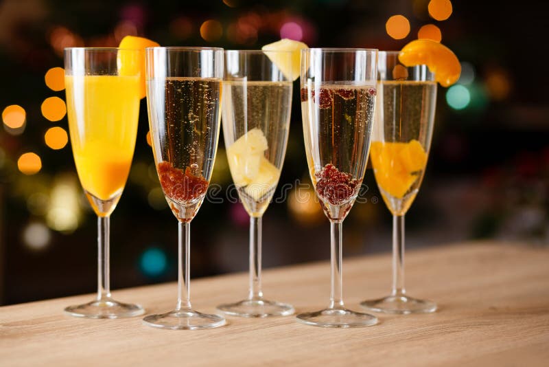Fem exponeringsglas av champagne med frukt royaltyfri fotografi Fem exponeringsglas av champagne med frukt royaltyfri fotografi