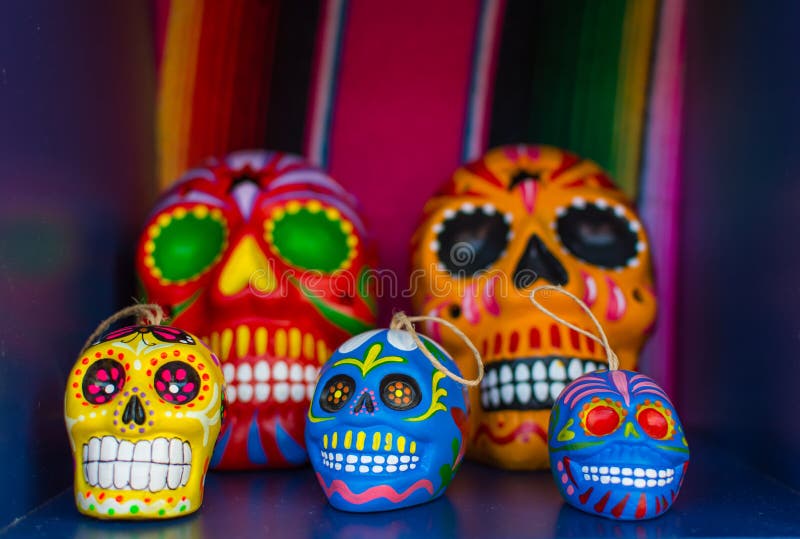 Fem färgrika skallar från mexicansk tradition