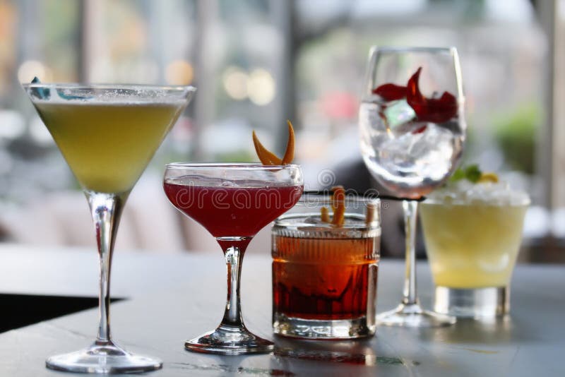 Fem klassiska coctailar royaltyfri bild Fem klassiska coctailar royaltyfri bild