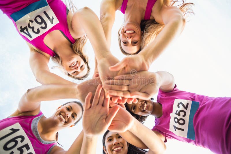 Fem le löpare som stöttar bröstcancermaraton arkivfoto Fem le löpare som stöttar bröstcancermaraton arkivfoto