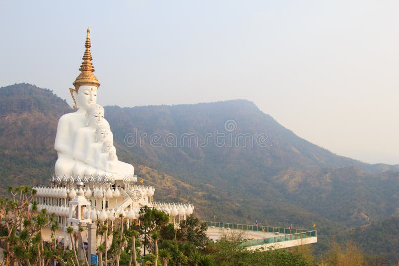 Fem stora vita Buddha på den Wat phasornkaewtemplet, a-sikt av Beauti arkivbilder Fem stora vita Buddha på den Wat phasornkaewtemplet, a-sikt av Beauti arkivbilder