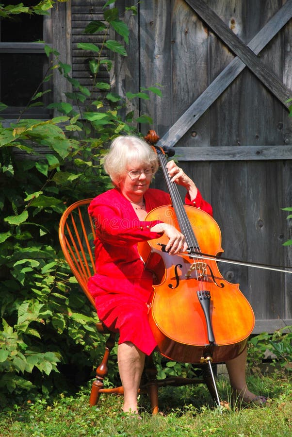 Female cellist.