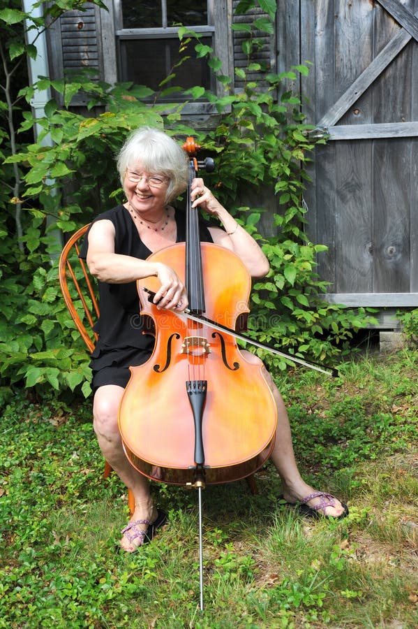 Female cellist.