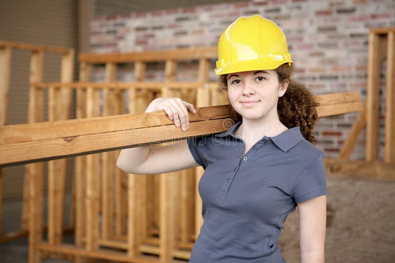 Joven una mujer un aprendiz en negocios sobre el construcción paginas.