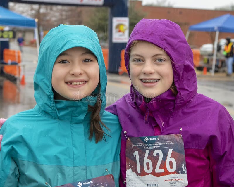 Female cousins redo att leda Edmond Turkey Trot 5k på en kallregnig dag i Edmond, Oklahoma arkivbilder Female cousins redo att leda Edmond Turkey Trot 5k på en kallregnig dag i Edmond, Oklahoma arkivbilder