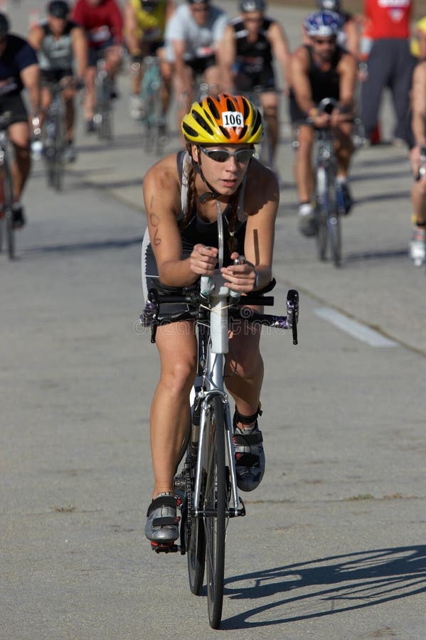 https://thumbs.dreamstime.com/b/female-cyclist-leading-pack-594357.jpg