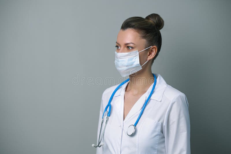 Premium Photo | Doctor with stethoscope and latex glasses on hands poses to  the camera. medic in glasses on gray background. closeup.