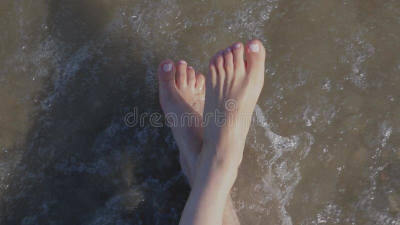 Picioare femele cu pedichiură elegantă, naturală, roz, frumoasă. stock video