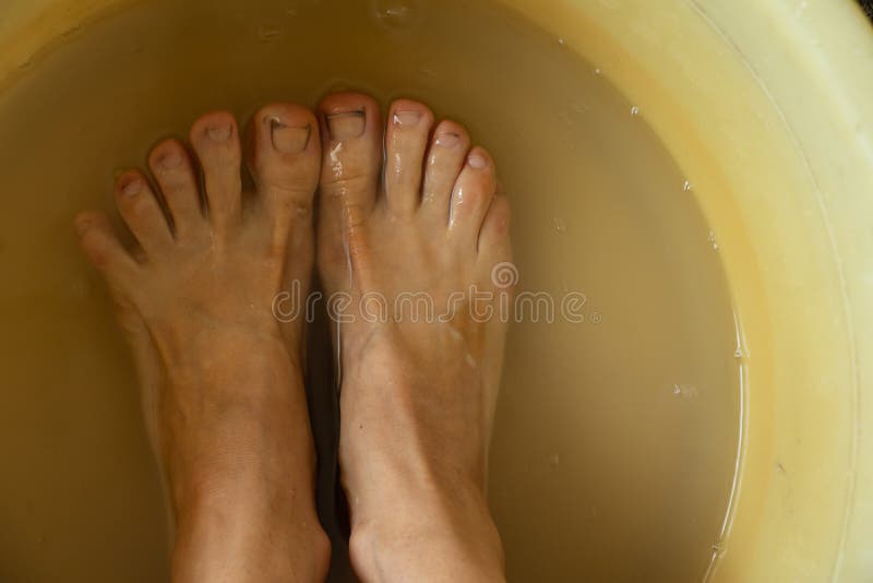 Мыть ноги мужчине. Женские ноги в тазике. Ноги в тазу. Мокрые ноги.