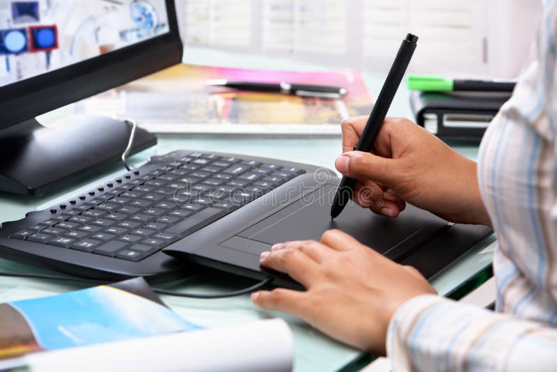 Žena grafik pracuje v kanceláři pomocí tablet, selektivní zaměření.