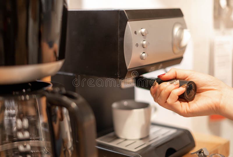 https://thumbs.dreamstime.com/b/female-hand-use-coffee-machine-boil-preparing-serve-to-their-customer-females-uses-prepare-279584757.jpg