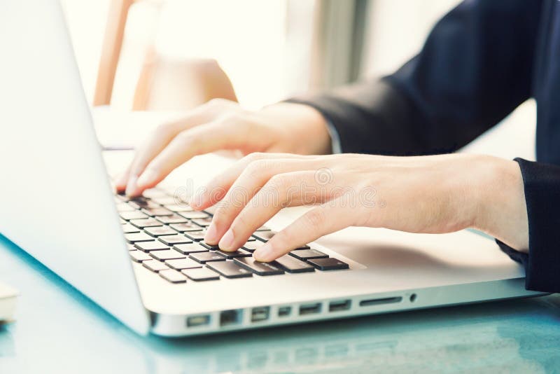Femei care tastează pe tastatura calculatoarelor stock photography