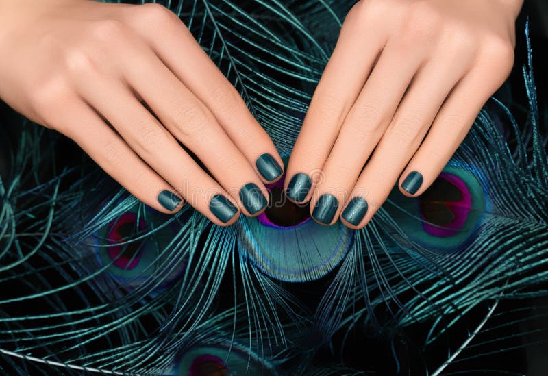 Peacock feather accent nail on dark blue manicure - wide 5
