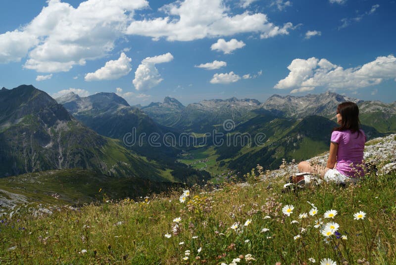 Selvatici alpini prato fiorito con le montagne sullo sfondo.