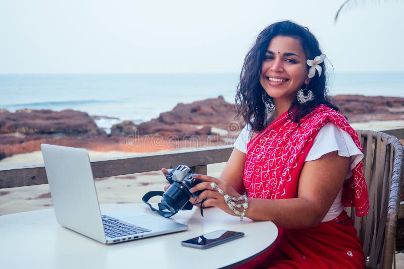 Žena fotograf fotografovanie digitálne na pláž.