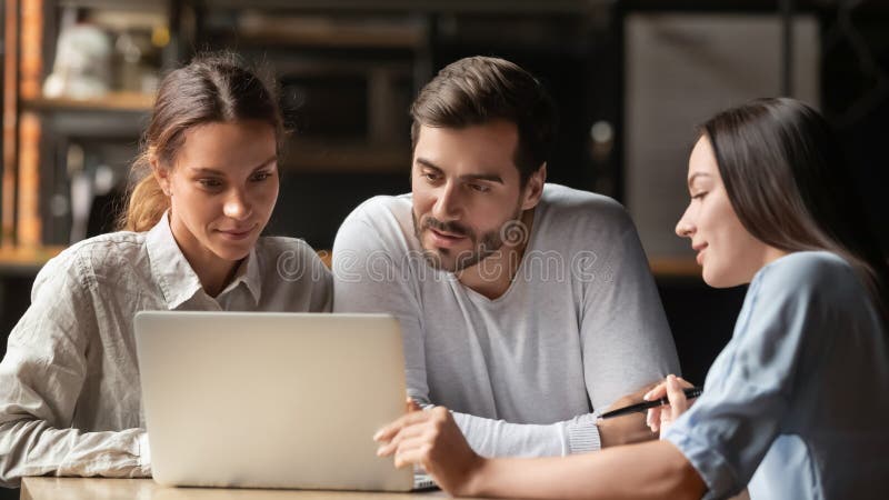 Žena pojištění hypotéka makléř zástupce konzultovat mladý zobrazené připojen do internetové sítě představení na přenosný počítač v kancelář kavárna, finanční poradce dělat obchod nabídnout na zainteresovaný klienti podívejte na počítač.