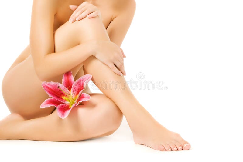 Ženské nohy s ružovými lily izolované na bielom pozadí.