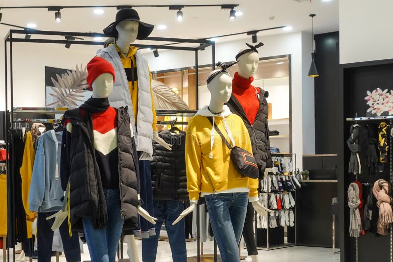 Female Mannequin Winter Clothing Store Interior Stock Photo - Image of  hang, italy: 137012130