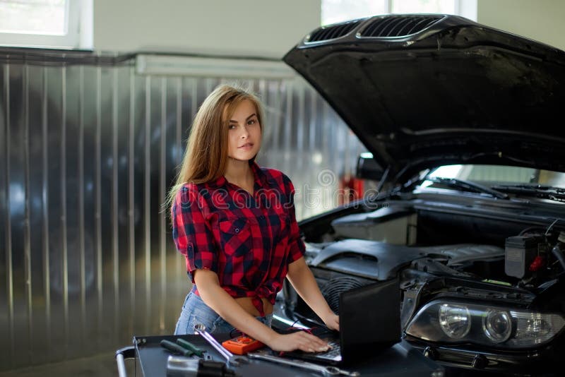 Kerel Shilling Giftig Female Mechanic in Checked Shirt at Work. Auto Service Station. Stock Photo  - Image of changing, mechanic: 74246182