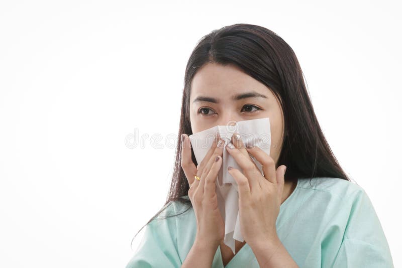 Заложенность носа боль в горле кашель. Красивая девушка с больным носом. Боль в горле и заложенность носа.