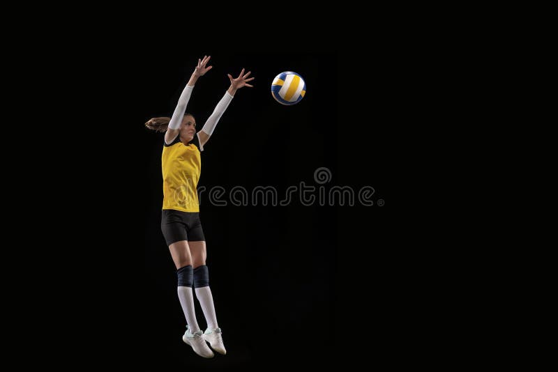 Hãy chiêm ngưỡng VĐV bóng chuyền nữ tài năng trong bức ảnh đầy nghệ thuật với bóng trên nền đen. Hình ảnh này sẽ giúp bạn cảm nhận được sự tinh tế và chuyên nghiệp của môn thể thao này.