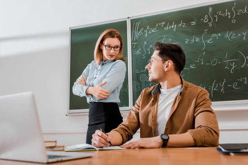 Профессор и девушка на экзамене. Учитель со стрелками. Crossed Arms teacher. Как можно заболтать учителя.