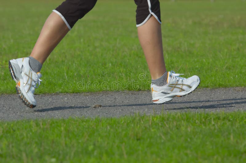 Una mujer correr.