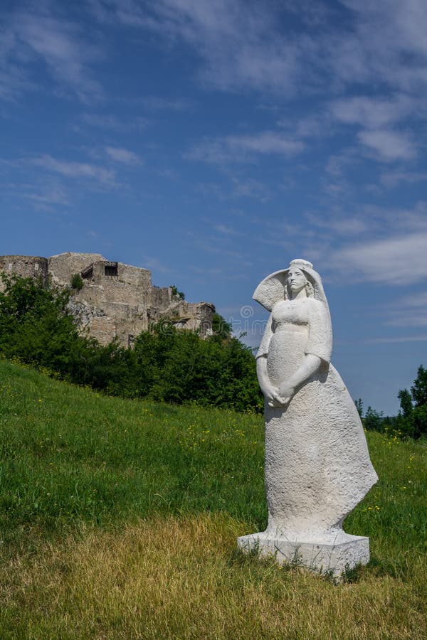 Ženská plastika na hrade Devín