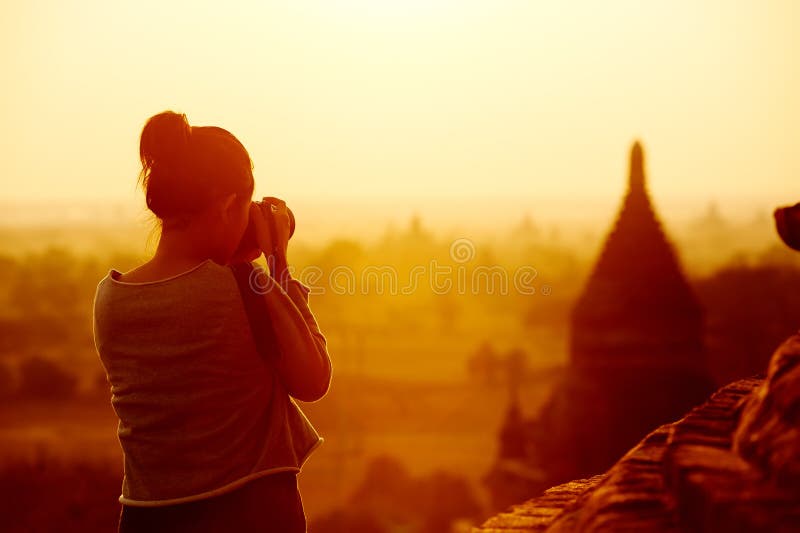 Žena cestovateľa, fotografovanie chrámy na Bagan Myanmar Ázii na východe.