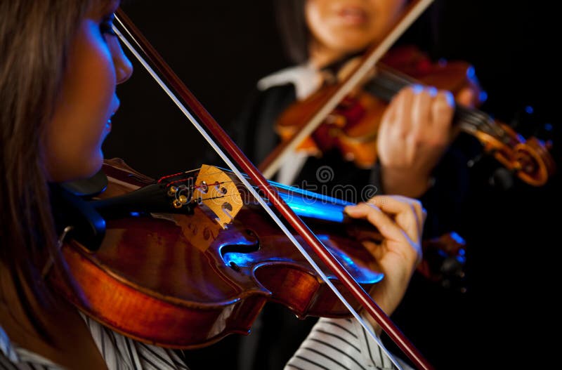 Dos violinistas violín sobre el negro.