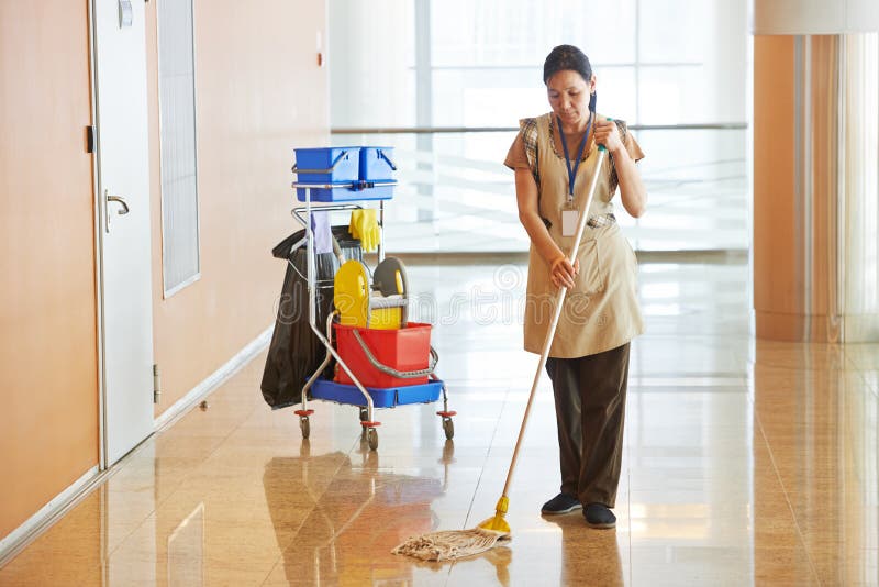 Ženské cleaner slúžka žena pracovník s mp v uniforme čistenie chodby, prejsť alebo haly na poschodí obchodného objektu.