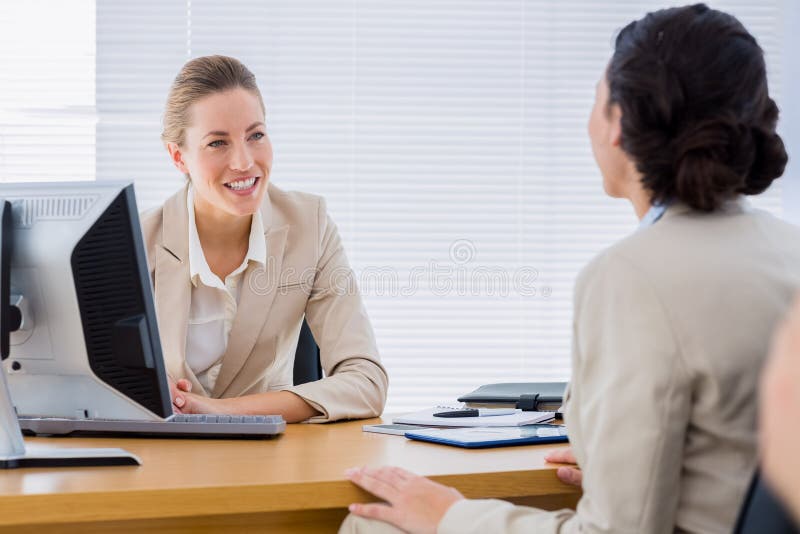 Femei de afaceri bine îmbrăcate în cadrul întâlnirii de afaceri royalty free stock photography