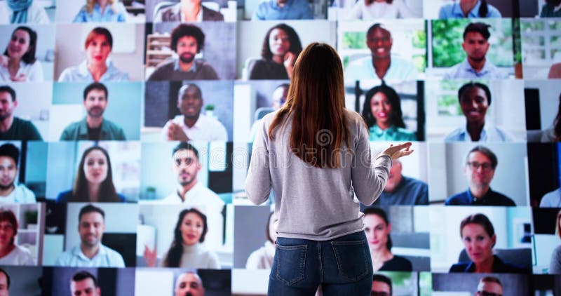Femeia Antreprenor Găzduiește O Conferință Virtuală Cu Publicul Online royalty free stock images