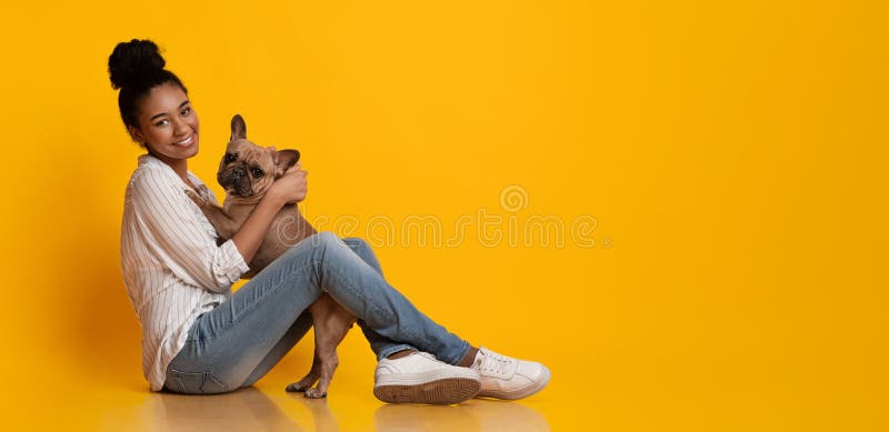 Femeie afro femeie câine fericit proprietar cu ei cățeluș francez drăguț bulldog stock photos