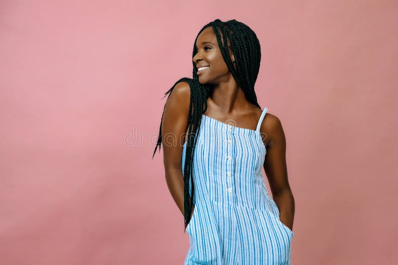 Femeie americană africană care se uită în altă parte și zâmbește stock photos