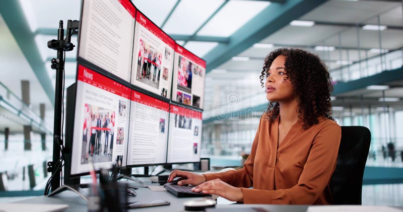 Femeie Care Se Uită La Știri În Ziarul Online stock photography