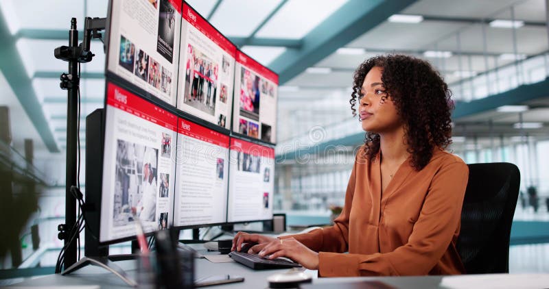 Femeie Care Se Uită La Știri În Ziarul Online stock image