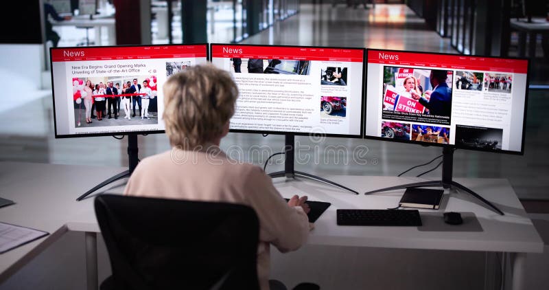 Femeie care se uită la știri în ziarul online royalty free stock image